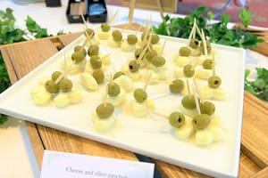 地中海風 チーズとオリーブの彩りピンチョス