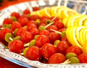 オリーブとトマトの彩りピンチョス（ハラル）